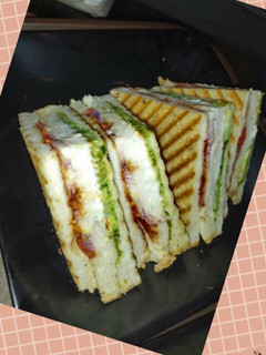 વેજ સેન્ડવીચ(Veg Sandwich Recipe in Gujarati) રેસીપી મુખ્ય ફોટો