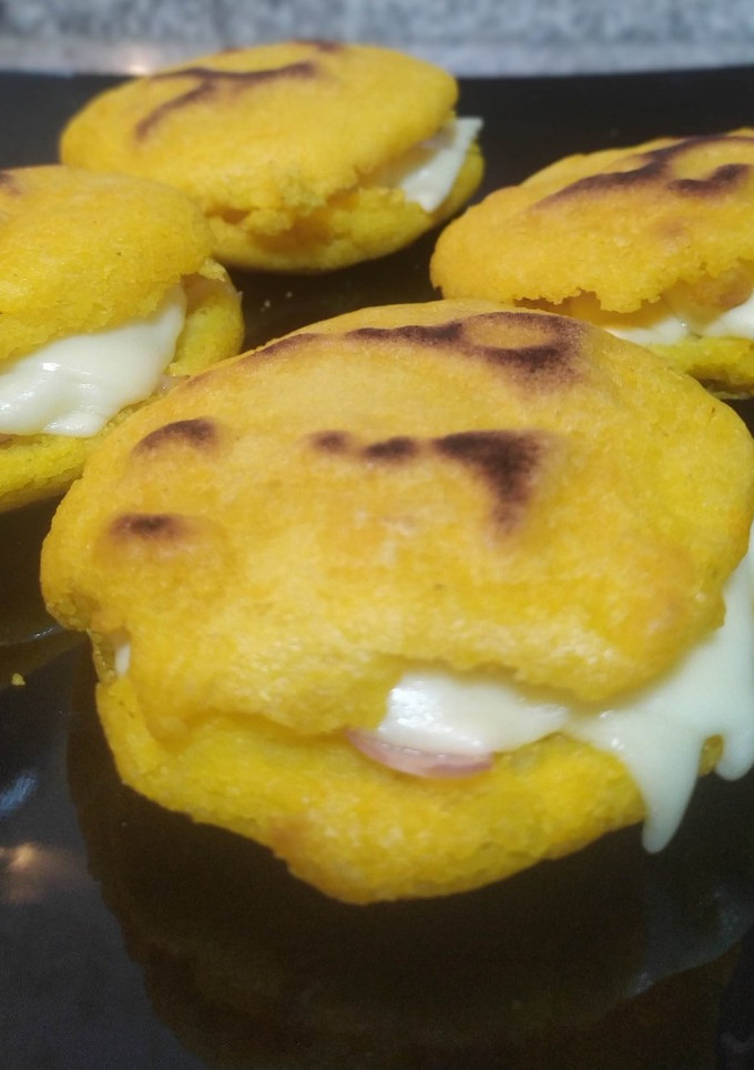 Una foto de Arepas con queso y jamón york