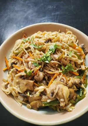 મશરૂમ નૂડલ્સ (Mushroom Noodles recipe in Gujarati) રેસીપી મુખ્ય ફોટો