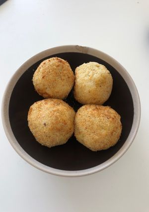 Una foto de Onigiri en panko