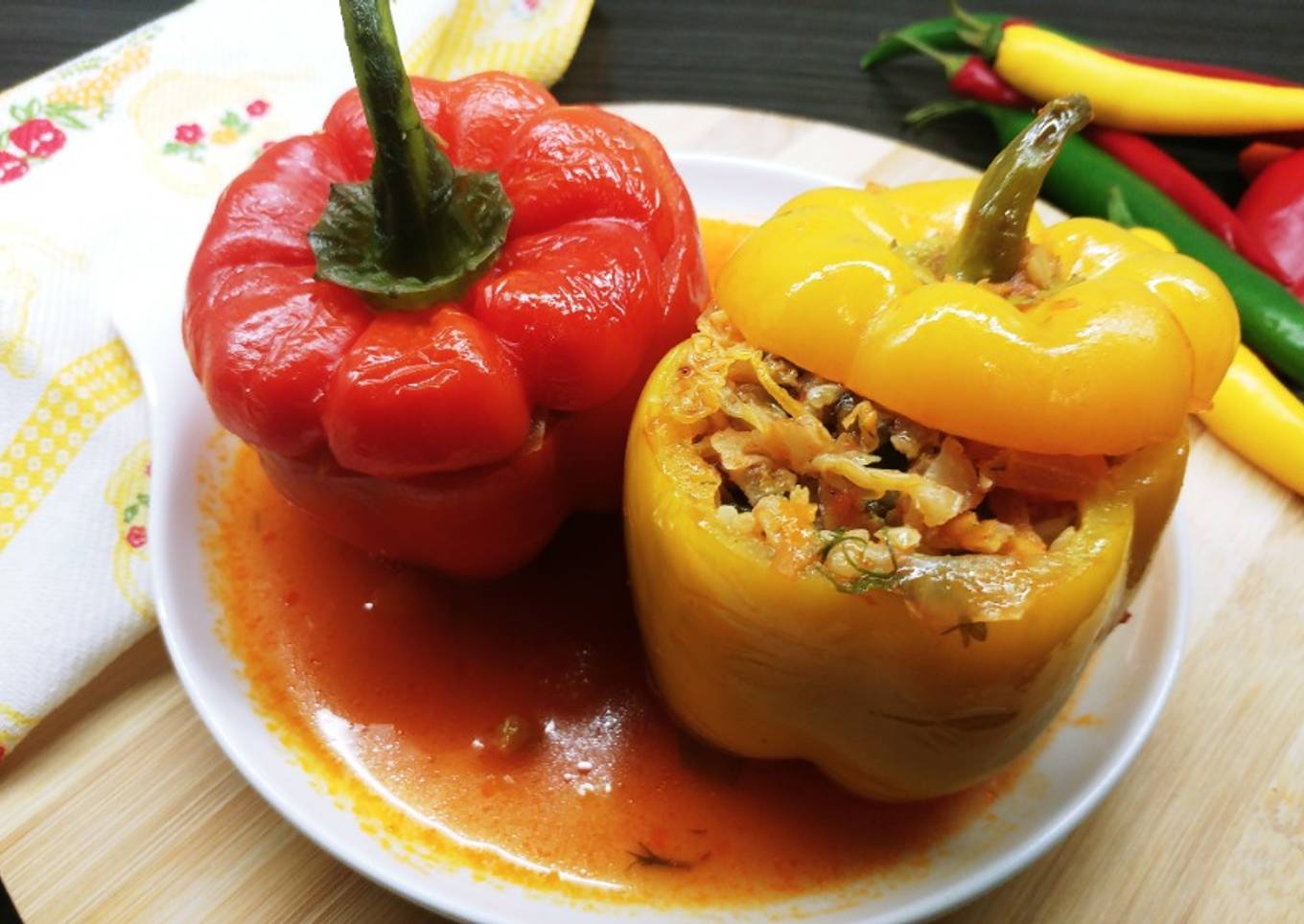 Pimientos rellenos con repollo, setas y arroz