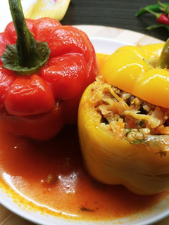 Una foto de Pimientos rellenos con repollo, setas y arroz