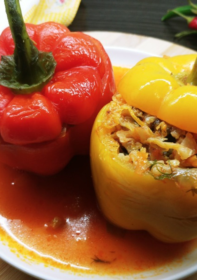 Una foto de Pimientos rellenos con repollo, setas y arroz