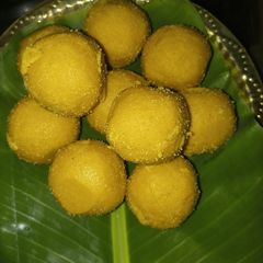 A picture of बेसन के लड्डू.