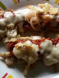 Una foto de Filet de merluza a la pizza