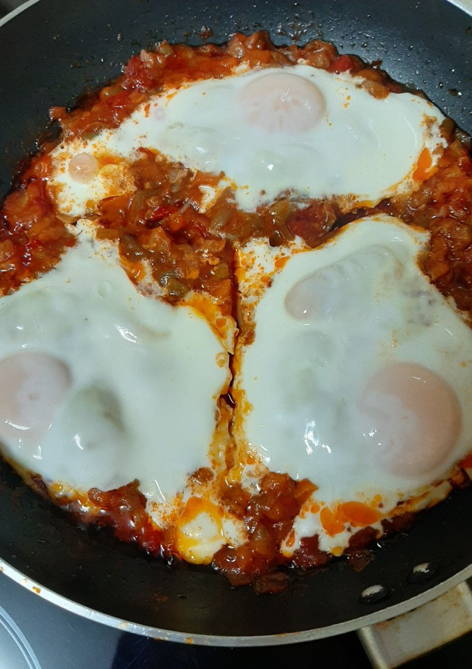 Una foto de Pisto con huevo