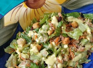 Foto de Salada completa, molho maravilhoso e croutons!