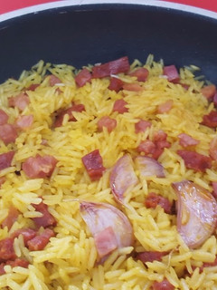Una foto de Arroz con jamón y chorizo