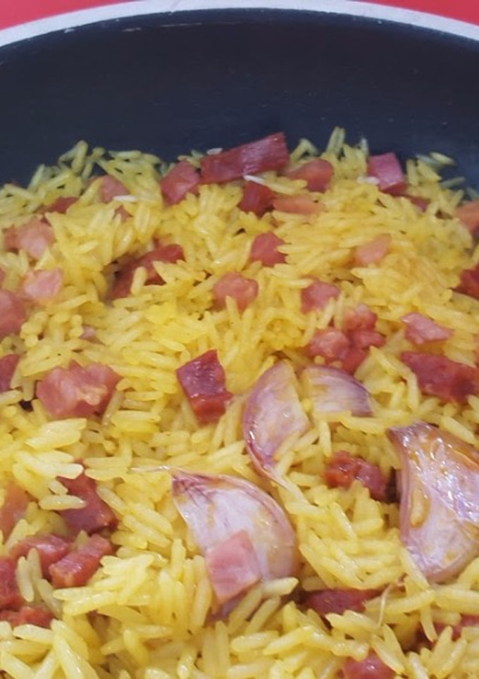 Una foto de Arroz con jamón y chorizo