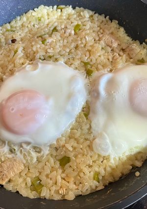Una foto de Arroz rústico con pollo y huevo 🍳 🍚 🍗