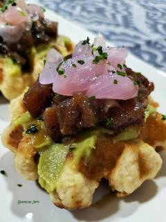 Una foto de Gofre con atún marinado, guacamole y cebolla en salmuera
