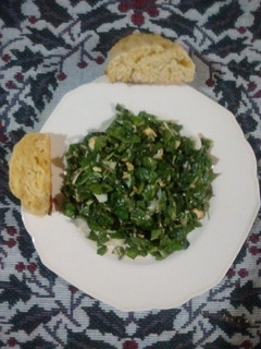 Una foto de Ensalada de rúcula, ajo y parmesano, para acompañar carnes asadas