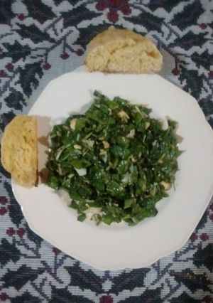 Una foto de Ensalada de rúcula, ajo y parmesano, para acompañar carnes asadas