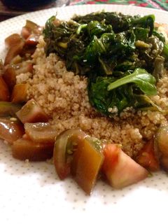 Una foto de Espinacas rehogadas con quinoa y tomate fresco