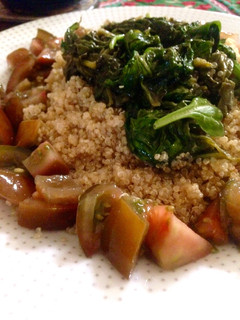 Una foto de Espinacas rehogadas con quinoa y tomate fresco