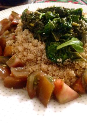 Una foto de Espinacas rehogadas con quinoa y tomate fresco
