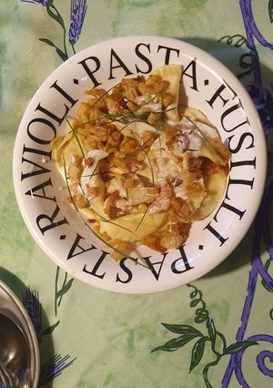 Una foto de Varenikes con cebolla frita