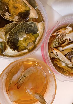 รูปของ ปูและกุ้งดองน้ำปลา..🦀🦐 style by barbie👩🏼🍳