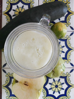 Una foto de Jugo verde de chayote, manzana y pepino 🍏🍋🍸