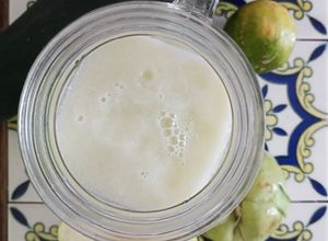 Una foto de Jugo verde de chayote, manzana y pepino 🍏🍋🍸