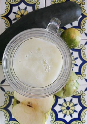 Una foto de Jugo verde de chayote, manzana y pepino 🍏🍋🍸
