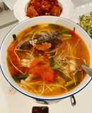 Canh chua đầu cá hồi nấm kim chi