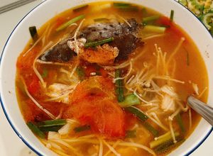 Hình của món Canh chua đầu cá hồi nấm kim chi.