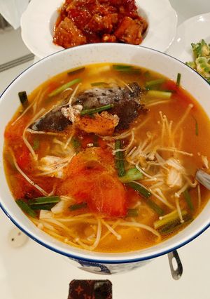 Hình của món Canh chua đầu cá hồi nấm kim chi.