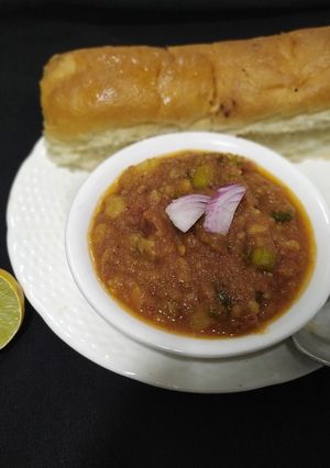પાવ ભાજી (Pav bhaji recipe in gujarati) રેસીપી મુખ્ય ફોટો