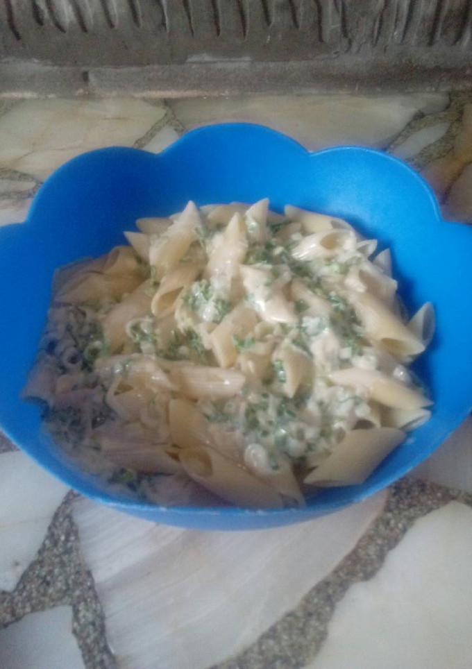 Una foto de Fideos con crema de jamón y verdeo
