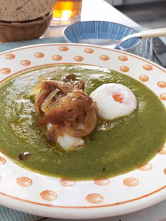 Una foto de Crema de guisantes y espinacas con merluza y huevo poché