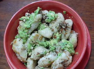 Una foto de Gnocchi al pesto con pollo