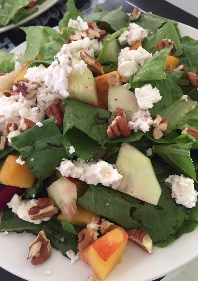 Una foto de Ensalada fresca con Queso de Cabra y Nuez