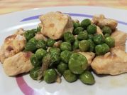 Una foto di pollo con piselli