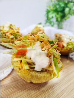 Una foto de Cestitas de plátano macho rellenas con ensalada