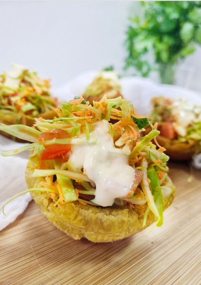 Una foto de Cestitas de plátano macho rellenas con ensalada