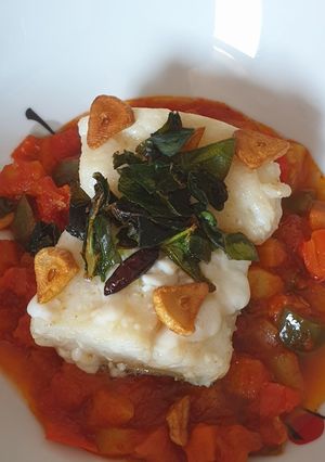 Foto principal de Bacalao infusionado con verduritas, acelgas y ajos chips