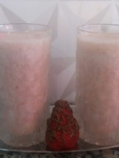 Una foto de Frescura de frutillas y bananas!!!