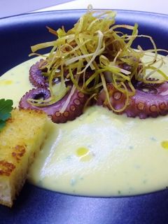 Foto di Polpo con crema di patate e porro fritto