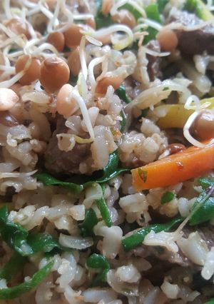 Una foto de Salteado de vegetales con carne y arroz
