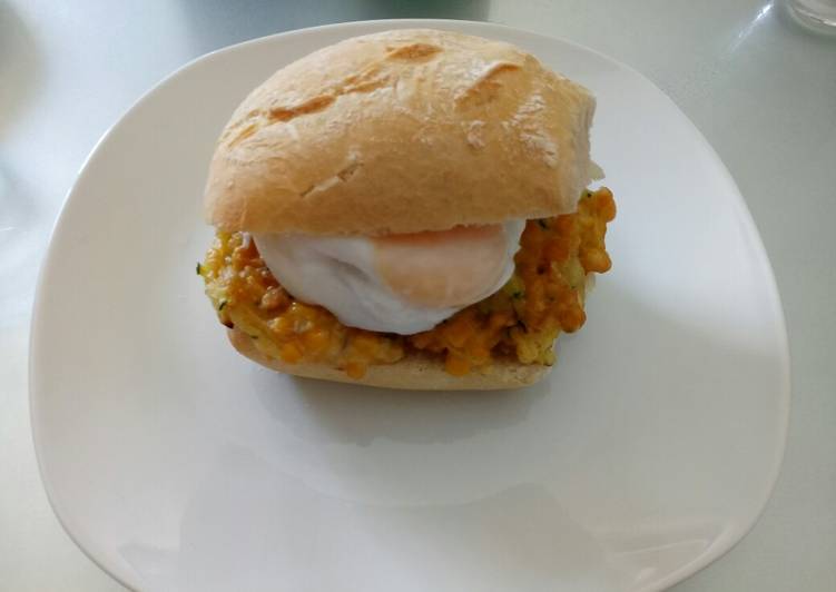 Veggie fritters and poached egg in a bun
