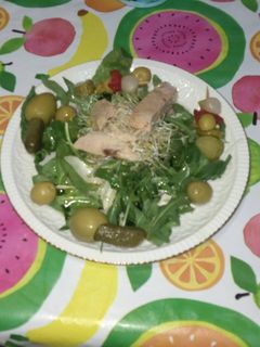 Una foto de Ensalada verde con bonito