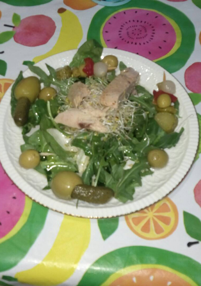 Una foto de Ensalada verde con bonito