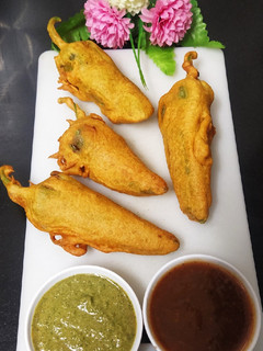 ભરેલા મરચા ના ભજીયા (Bharela Marcha Bhajiya Recipe In Gujarati) રેસીપી મુખ્ય ફોટો