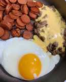 Chảo ốp la patê xúc xích sốt trứng muối