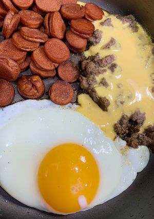 Hình của món Chảo ốp la patê xúc xích sốt trứng muối.