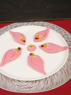 রোজ ফ্লেভর এর ছানার সন্দেশ (Rose flavoured Chanar Sandesh recipe in Bengali) রেসিপির প্রধান ছবি