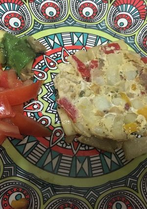 Una foto de Tortilla de papa con ensalada (con lo que había 😋)