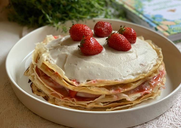 Recetta di Favorite Torta crêpes al rabarbaro, crema di cocco e fragole