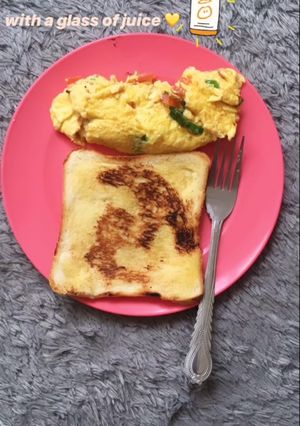 Foto resep Breakfast roti bakar + omelette ala2 hotel 😍